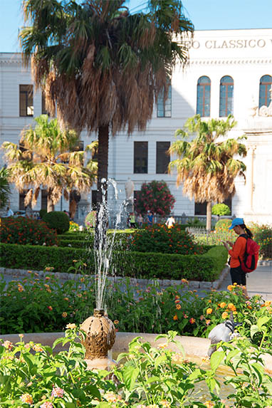Sizilien - Palermo - Springbrunnen sorgen auf dem Vorplatz der Kathedrale
