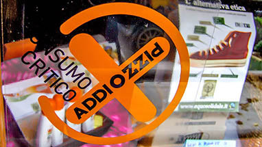 Logo der Antischutzgeld-Initiative Addiopizzo an einem Schaufenster