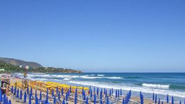 Cefalu - Strand mit Sonnenschirmen