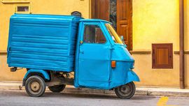 Bagheria - Aspra - Il blu dell'ape a contrasto con il giallo del palazzo