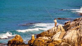 Bagheria - Pescatore sugli scogli di Mongerbino