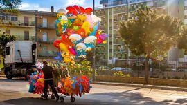 Un venditore di palloncini a Bagheria