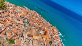 Vista sui tetti del centro storico di Cefalù