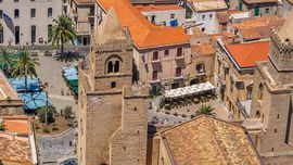 La piazza dirimpetto il Duomo di Cefalù