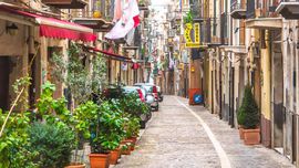 Cefalù - Vicolo verde nel centro storico