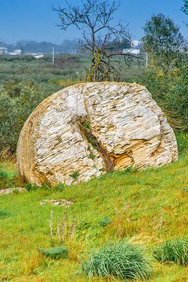 Säulen-Trommel im antiken Steinbruch 'Cave di Cusa'