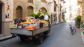 Un fruttivendolo ambulante nel centro storico di Cefalù