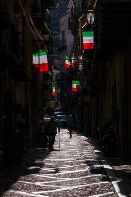 Bandiere appese nel centro storico di Cefalù