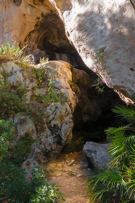 Monte Catalfano - Eingang zu einer Grotte