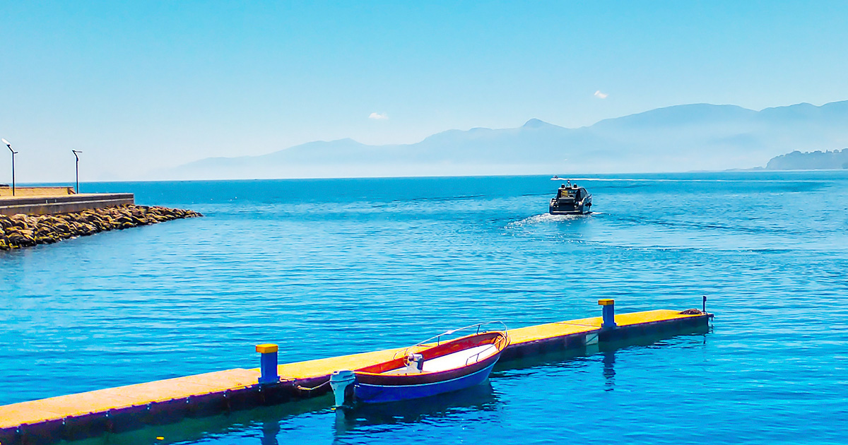 Sizilien + San Nicola l'Arena Kleine Stadt mit grossen Yachten