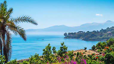 San Nicola l'Arena - Blick auf Berge und Meer