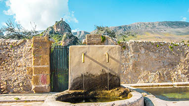 Scopello - Brunnen des Gutshofs