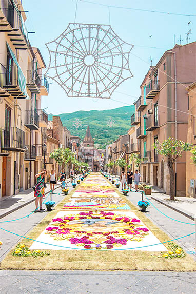 Sizilien - Castelbuono - Blumengeschmückte Strasse