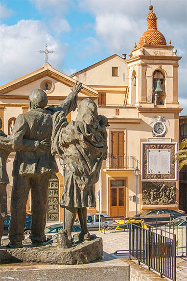 Sizilien - Cefalà Diana - Auswanderer-Denkmal