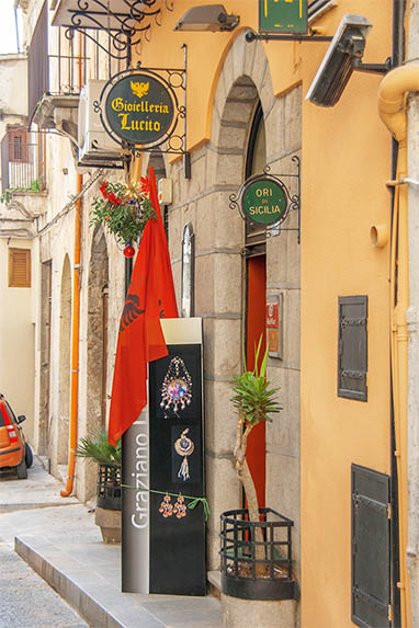 Sizilien - Piana degli Albanesi - Albanische Flagge