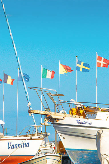 Sizilien - San Nicola l'Arena - Flaggen