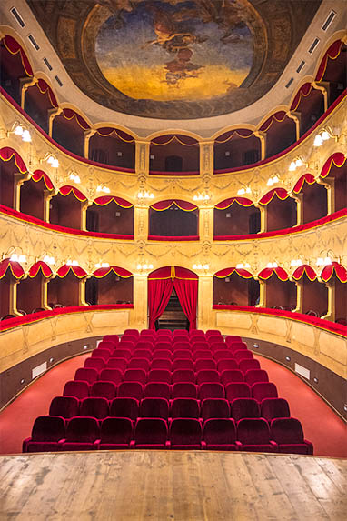 Sizilien - Cefalu - Der Zuschauerraum des kommunalen Theaters