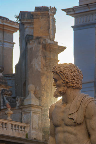 Sizilien - Palermo - Fontana Pretoria - Statue im Gegenlicht