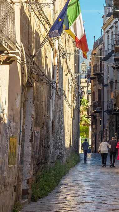 Sizilien - Palermo - Gassen - Kirchgang