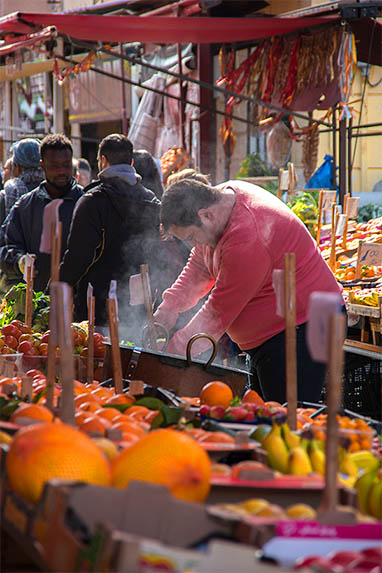 Sizilien - Palermo - Mercato del Capo - Kochende Kartoffeln