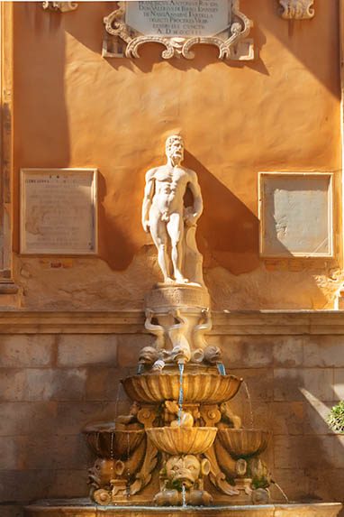 Sizilien - Trapani - Der Saturn-Brunnen
