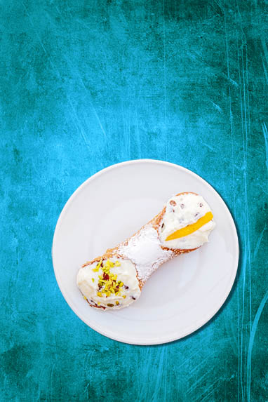 Gebäck und süsse Teilchen - 'Cannolo' - Teigröllchen gefüllt mit Ricotta