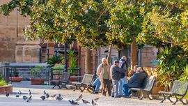 Rentner auf der Piazza von Bagheria