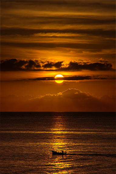 Sizilien - Santa Flavia/Sant'Elia - Fischerboot im Gegenlicht