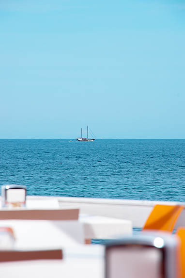 Sizilien - Santa Flavia/Sant'Elia - Segelyacht vor Strandbar