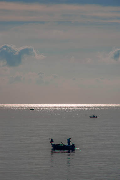 Sizilien - Fischerboot im Gegenlicht