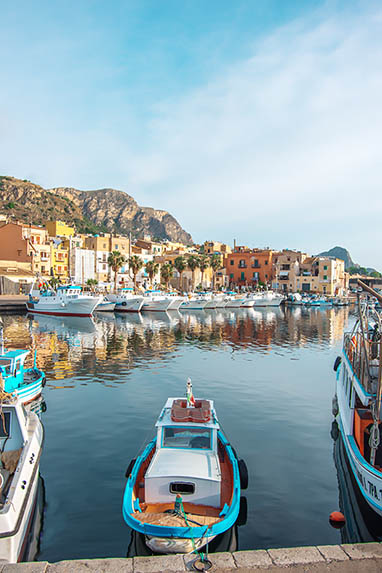 Sizilien - Fischkutter im Hafen von Porticello.