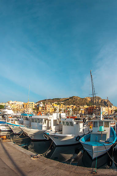 Sizilien - Sonnenaufgang über dem Hafen Porticello.