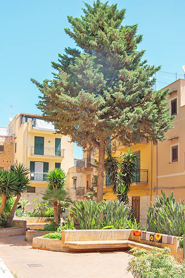 Sizilien - Porticello - Die Piazza 'Largo Scarcina'