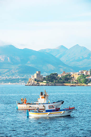 Sizilien - Zwei Fischerboote nahe der Einfahrt zum Hafen Porticello.